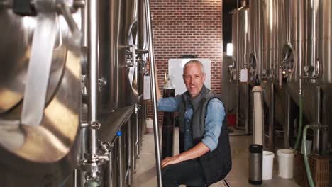 Brauereiarbeiter-Steigt-Von-Einer-Leiter-Herunter