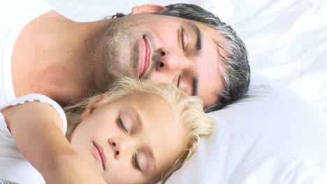 Vater-Und-Tochter-Schlafen-In-Einem-Bett