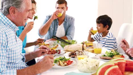 Nette-Familie,-Die-Auf-Dem-Tisch-Zu-Mittag-Isst