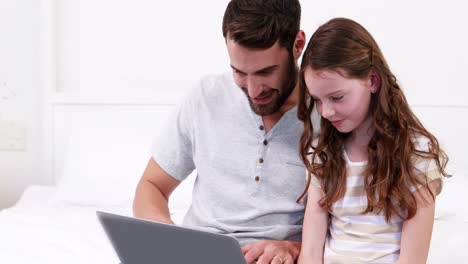 Lächelnder-Vater-Und-Tochter,-Die-Laptop-Benutzen