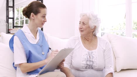 Senior-woman-talking-with-nurse