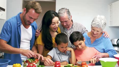 Linda-Familia-Cortando-Verduras-En-La-Cocina