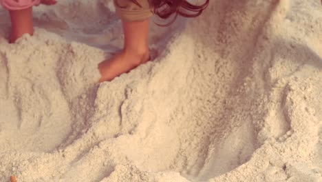 Glücklicher-Junge,-Der-Im-Sand-Gräbt
