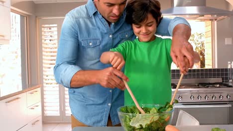 Vater-Und-Sohn-Bereiten-Salat-Zu