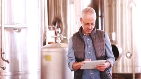 Brewery-worker-using-tablet-computer