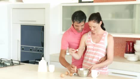 Junges-Glückliches-Paar-In-Der-Küche