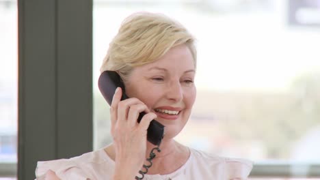 Berufserfahrene-Geschäftsfrau-Am-Telefon