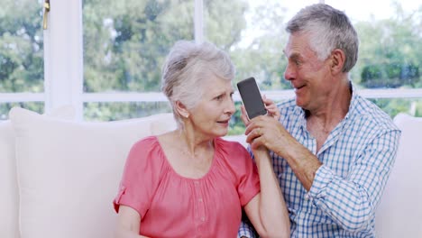 Sorprendida-Pareja-De-Ancianos-Usando-Un-Teléfono-Inteligente
