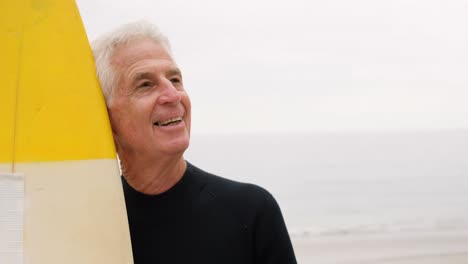 Hombre-Jubilado-Sosteniendo-Una-Tabla-De-Surf