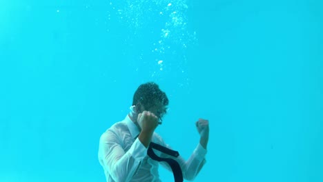 Geschäftsmann-Triumphiert-Unter-Wasser