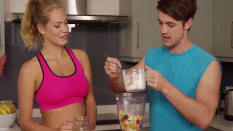 Couple-with-healthy-life-preparing-smoothies