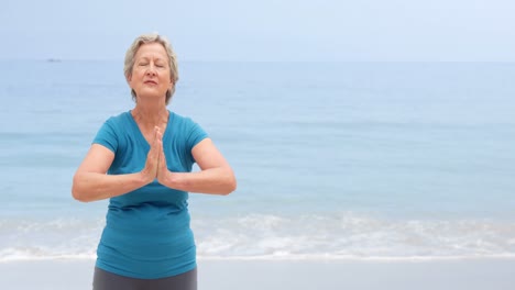 Frau-Macht-Draußen-Yoga