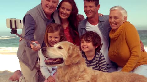 Glückliche-Großfamilie,-Die-Mit-Hund-Lächelt