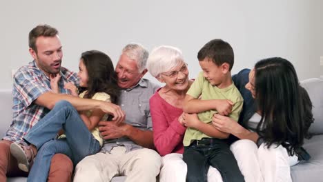 Süße-Mehrgenerationenfamilie,-Die-Auf-Der-Couch-Spielt