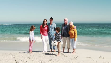 Familie-Mit-Drei-Lächelnden-Generationen,-Die-Fußball-Spielt