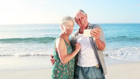 Altes-Ehepaar-Im-Ruhestand,-Das-Gemeinsam-Ein-Selfie-Macht