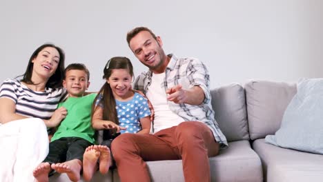 Nette-Familie,-Die-Auf-Der-Couch-Fernsieht