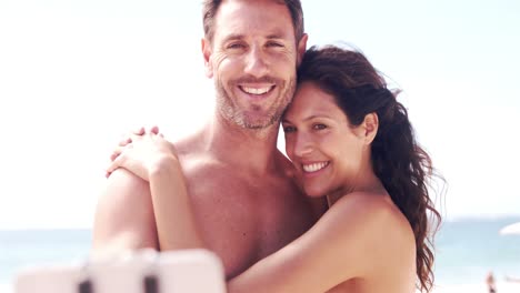 Glückliches-Paar,-Das-Selfie-Am-Strand-Macht