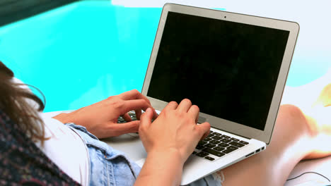 Mujer-Usando-Laptop-Junto-A-La-Piscina