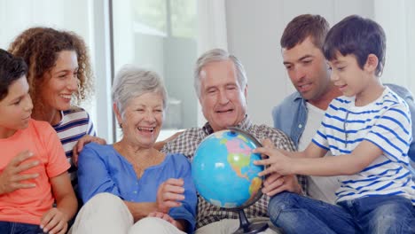 Glückliche-Familie,-Die-Den-Globus-Betrachtet