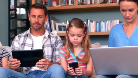 Familia-Usando-Computadora-Portátil,-Tableta-Y-Teléfono-Inteligente