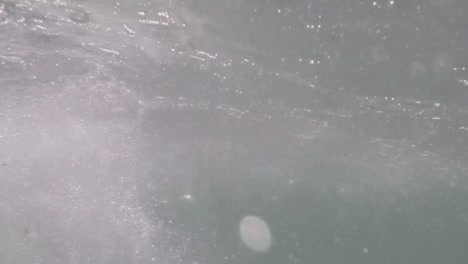 Unterwasseransicht-Eines-Mannes-Beim-Surfen