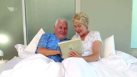 Senior-couple-using-tablet-pc