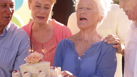 Ältere-Frau-Feiert-Ihren-Geburtstag-Mit-Den-Freunden