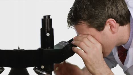 Hombre-Mirando-Por-Un-Microscopio