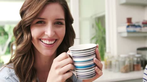 Mujer-Sonriente-Tomando-Café