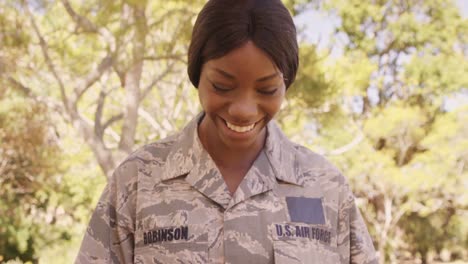 Feliz-Mujer-Militar-De-La-Fuerza-Aérea-Estadounidense-Con-Sus-Dos-Hijos.