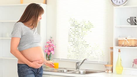 Mujer-Embarazada-Bebiendo-Jugo