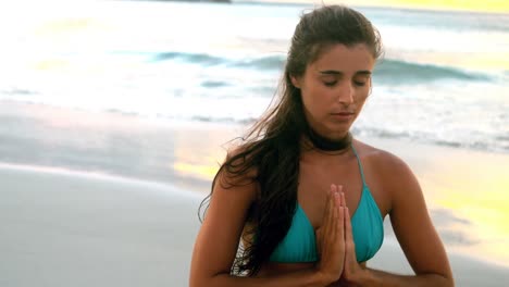 Mujer-Joven-Realizando-Yoga-En-La-Playa.