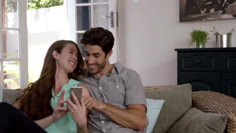 Süßes-Paar,-Das-Ein-Selfie-Mit-Einem-Smartphone-Macht