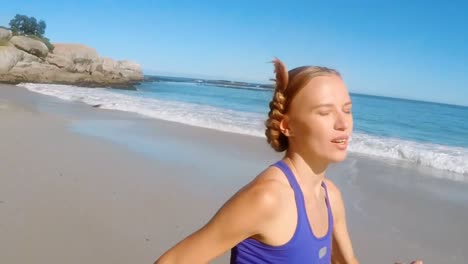 Mujer-Joven,-Jogging,-En-La-Playa