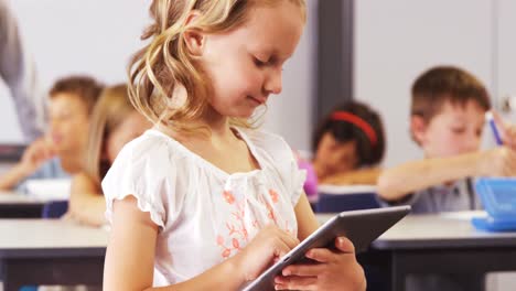Mädchen-Benutzt-Tablet-Computer
