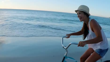 Mujer-En-Bicicleta-En-La-Playa