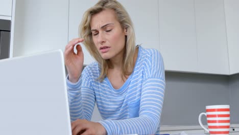 Worried-woman-with-laptop