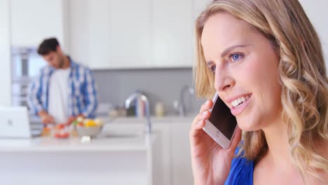 Frauen-Telefonieren,-Während-Ihr-Mann-Kocht