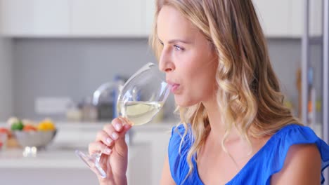 Frauen-Genießen-Ein-Glas-Weißwein