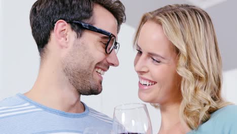 Lächelndes-Paar,-Das-Gläser-Wein-Teilt