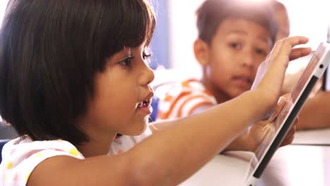 Ein-Kind,-Das-Einen-Tablet-Computer-Benutzt