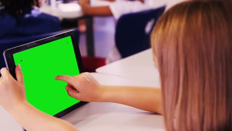 Kleines-Mädchen-Benutzt-Tablet-Mit-Grünem-Bildschirm