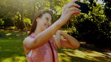 Frau-Spricht-Im-Park-Mit-Dem-Mobiltelefon-über-Ein-Selfie