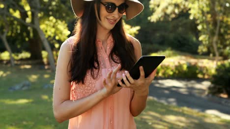 Mujer-Usando-Tableta-Digital-En-El-Parque