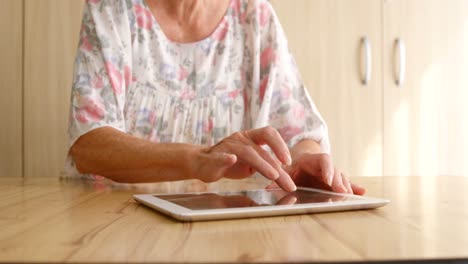 Ältere-Frau,-Die-Ein-Digitales-Tablet-Verwendet