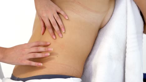 Nahaufnahme-Einer-Therapeutin,-Die-Den-Rücken-Ihrer-Patientin-Massiert