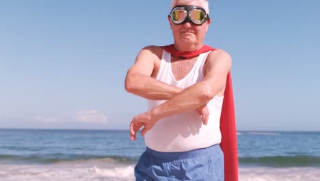 Älterer-Mann-Verschränkt-Die-Arme-Und-Kleidet-Sich-Wie-Superhelden