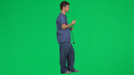 Aufnahmen-Eines-Männlichen-Arztes,-Der-Sein-Stethoskop-Benutzt