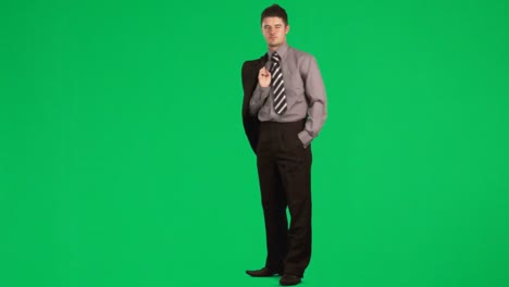 Geschäftsmann-Posiert-Mit-Seiner-Jacke-Vor-Grünem-Bildschirm